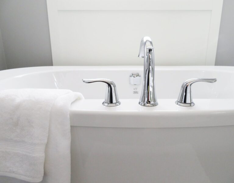 Minimalizm w łazience – jak stworzyć funkcjonalne i estetyczne wnętrze?